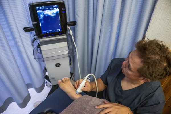 エコーで症状を見ている