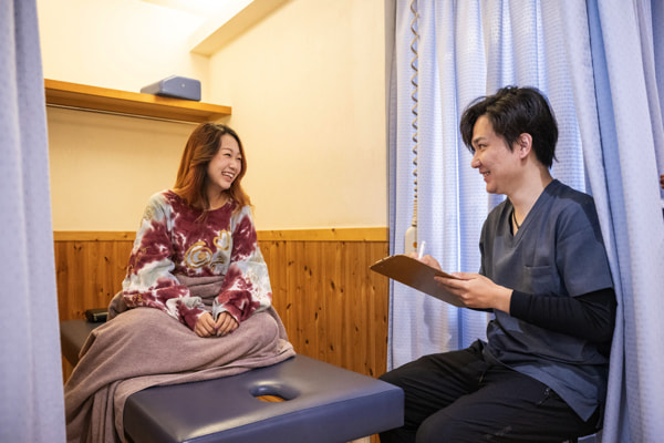 女性に問診している写真