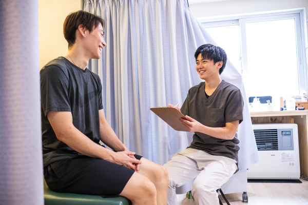 問診し、ヒアリングしている