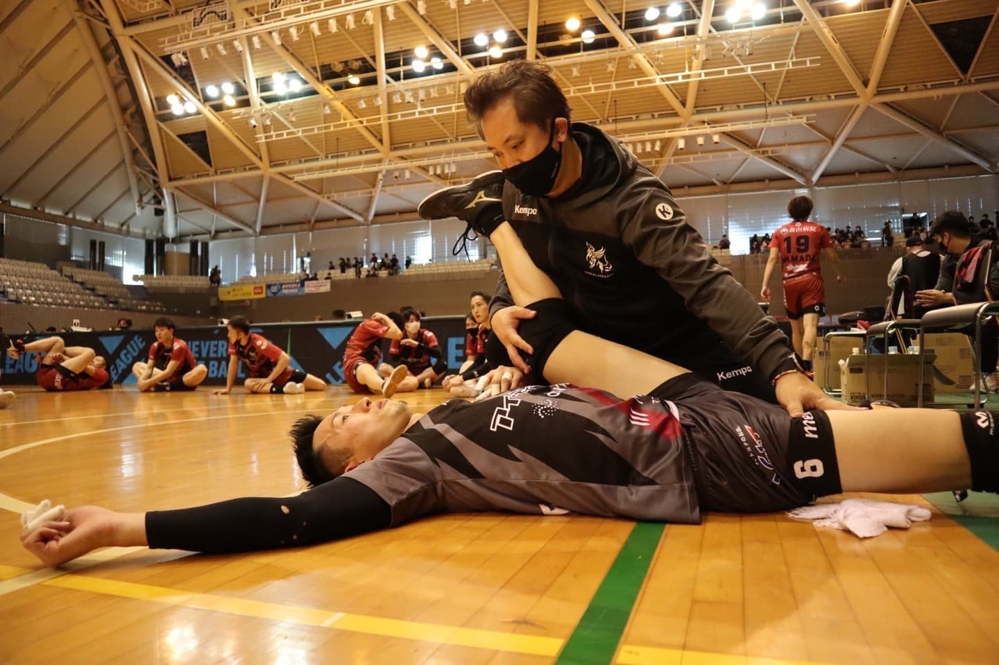 選手にストレッチ指導